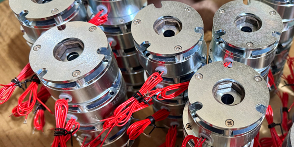 微型电机能用0.3KG失电制动器吗？